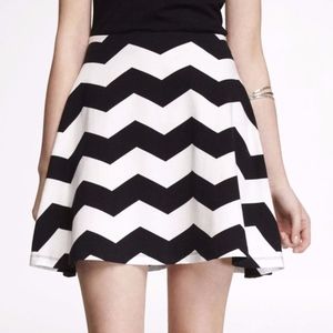 EXPRESS FIT AND FLARE SKIRT SIZE XS